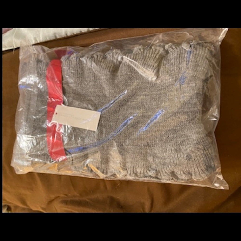 New York & Company Grey Scarf & Gloves Set- NIB- never been used.. one size..
